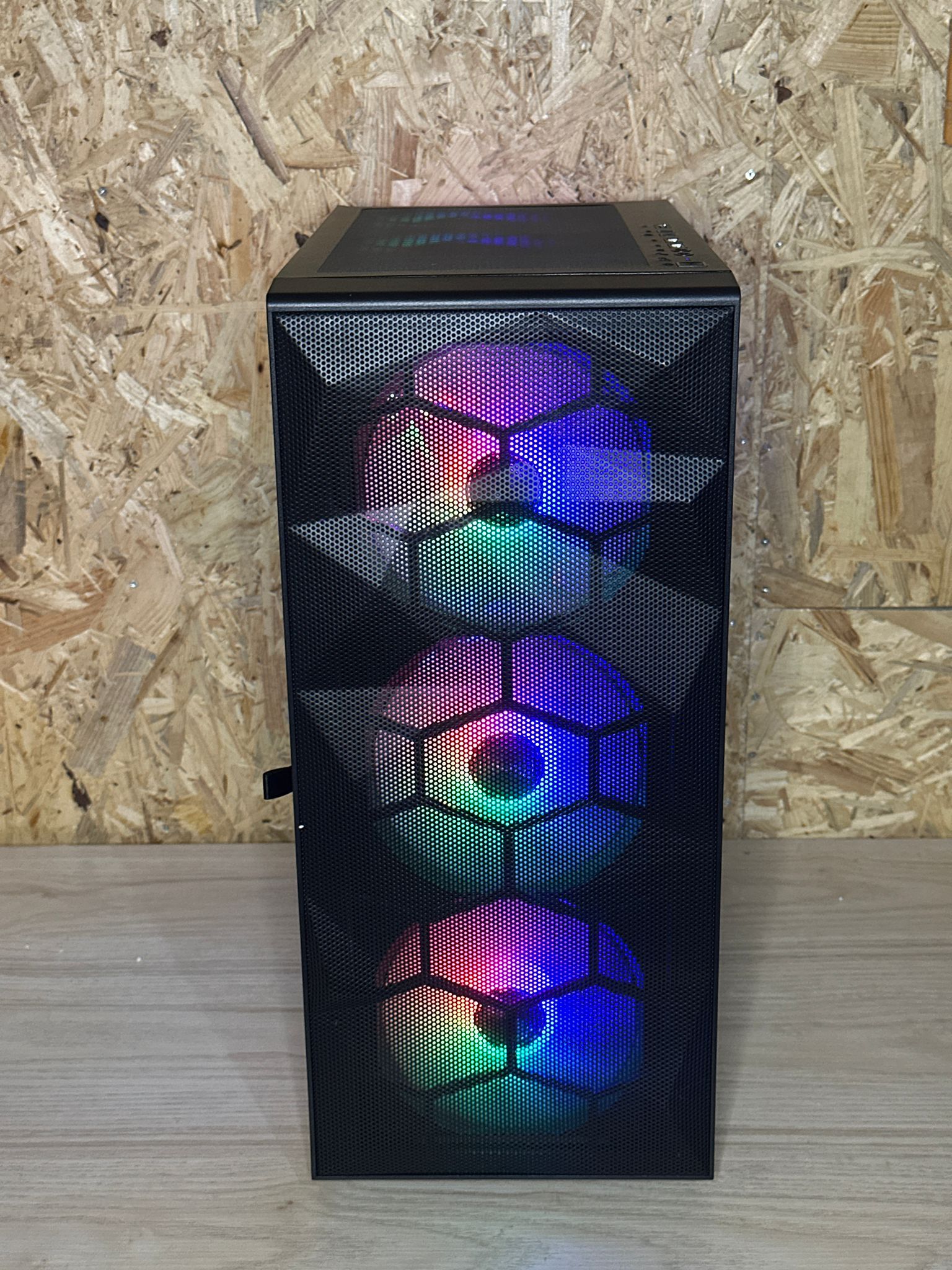 Gaming PC Ryzen 5 5600 - RTX 5060 - 32 GB DDR4 - 1TB NVME M.2 SSD
